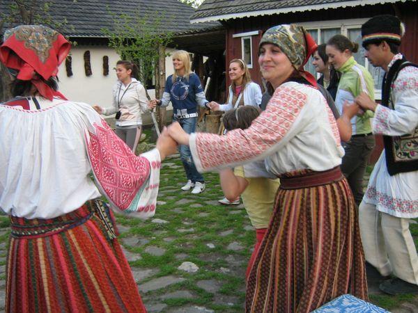 Profesori ,elevi de la Sabaoani si Cluj in curtea muzeului din Tarpesti