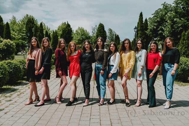 Absolventele clasei a XII a A in parcul comunei Sabaoani