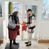 Costum popular cusut manual