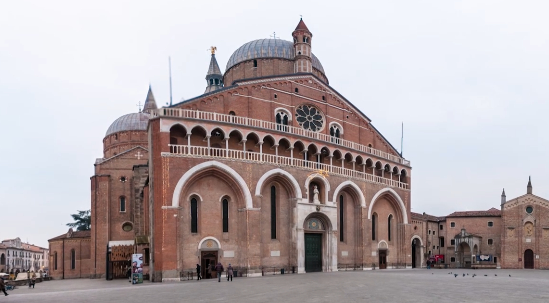 Această imagine are atributul alt gol; numele fișierului este Basilica-Sf.-Anton-de-Padova-Italia.jpg